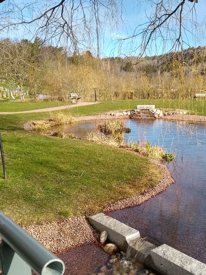 Som en Bro över Mörka Vatten ska, JAG BÄRA DIG..
Like a Bridge over Troubled Water,I SHALL CARRIE YOU.
Niinkuin Silta yli Synkän Virran,MINÄ KANNAN SINUT.